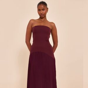 Pretty Little Thing PLUM WOVEN BANDEAU PLEATED HEM DETAIL MAXI DRESS